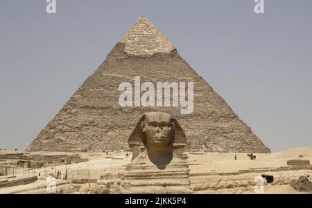 PYRAMIDE UND SPHINX IM GIZATAL, ÄGYPTEN Stockfoto