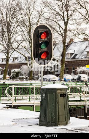 Holländisches Verkehrsschild mit roten Ampeln am Leidsche Rijn Kanal Schleusentor in Utrecht. Stockfoto