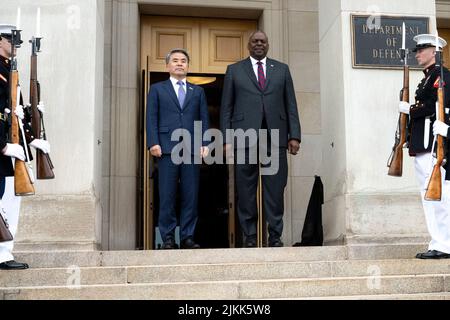 Arlington, Vereinigte Staaten von Amerika. 29. Juli 2022. US-Verteidigungsminister Lloyd J. Austin III, rechts, und südkoreanischer Verteidigungsminister Lee Jong-sup, links, stehen für die offizielle Ankunftszeremonie im Pentagon am 29. Juli 2022 in Arlington, Virginia. Quelle: Lisa Ferdinando/DOD/Alamy Live News Stockfoto