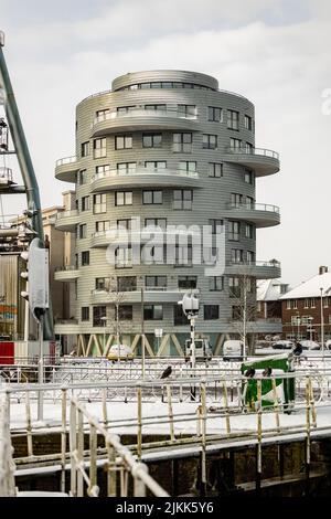 Moderne Architektur von Wohnturm hinter Schleusen-Tor Teile von Muntsluisbrug im Vordergrund. Stockfoto