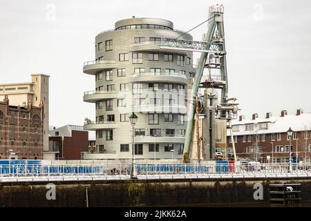 Industriell aussehender Wohnturm zwischen ehemaligen Fabrik- und Industriebauten. Niederländische Wetterbedingungen und Klima Winterszene Stockfoto