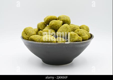 Eine Nahaufnahme von Pesto Gnocchi in einer Schale, isoliert auf einer weißen Oberfläche Stockfoto