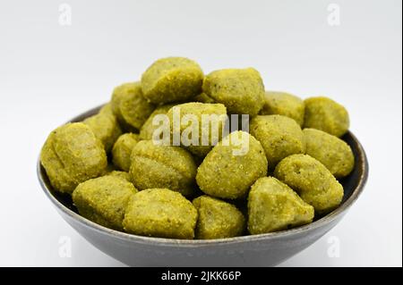 Eine Nahaufnahme von Pesto Gnocchi in einer Schale, isoliert auf einer weißen Oberfläche Stockfoto