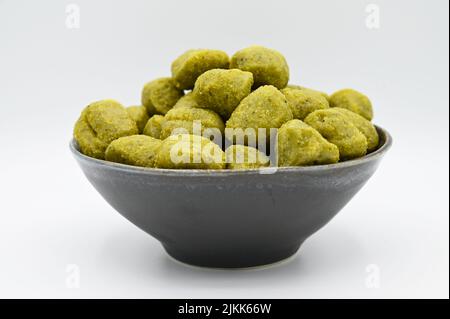 Eine Nahaufnahme von Pesto Gnocchi in einer Schale, isoliert auf einer weißen Oberfläche Stockfoto