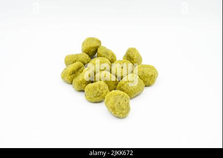 Eine Nahaufnahme von Pesto Gnocchi isoliert auf einer weißen Oberfläche Stockfoto