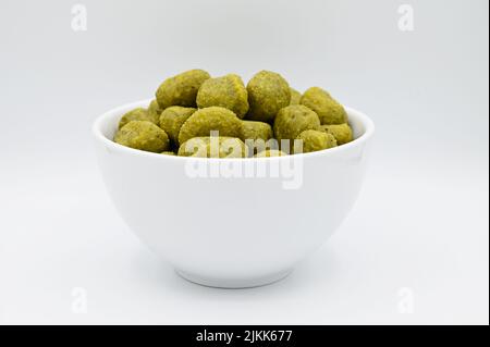 Eine Nahaufnahme von Pesto Gnocchi in einer Schale, isoliert auf einer weißen Oberfläche Stockfoto