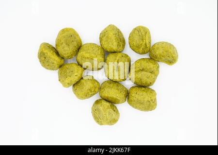 Eine Nahaufnahme von Pesto Gnocchi isoliert auf einer weißen Oberfläche Stockfoto