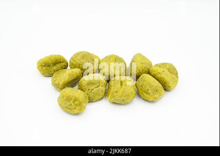 Eine Nahaufnahme von Pesto Gnocchi isoliert auf einer weißen Oberfläche Stockfoto