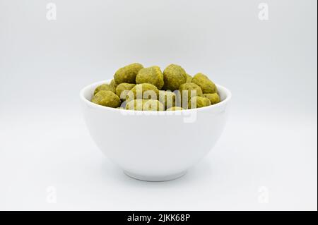 Eine Nahaufnahme von Pesto Gnocchi in einer Schale, isoliert auf einer weißen Oberfläche Stockfoto