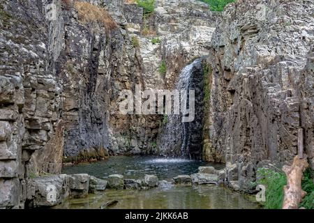Kleiner Wasserfall und Teich, einer der Kaskaden namens Cehennem Wasserfälle in der Nähe der Kirklareli Provinz in der Türkei. Stockfoto