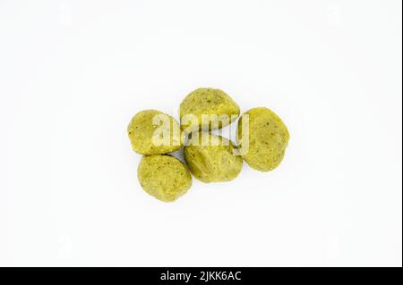 Eine Nahaufnahme von Pesto Gnocchi isoliert auf einer weißen Oberfläche Stockfoto