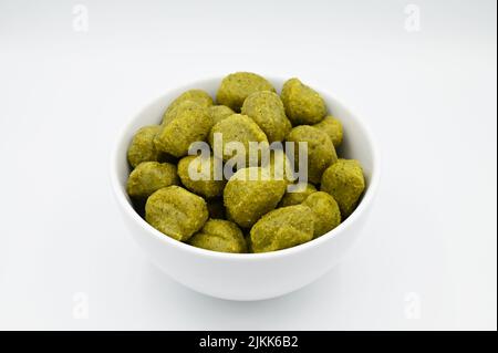 Eine Nahaufnahme von Pesto Gnocchi in einer Schale, isoliert auf einer weißen Oberfläche Stockfoto