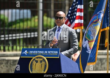 Bürgermeister Eric Adams gibt am Auagust 2, 2022 in New York eine Ankündigung zu Wohnimmobilien und sauberer Energie in den NYCHA Woodside Houses ab. Stockfoto