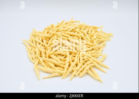 Eine Nahaufnahme von roher Trofie-Pasta auf weißem Hintergrund Stockfoto