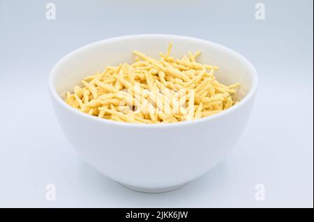 Eine Nahaufnahme von roher Trofie-Pasta auf weißem Hintergrund Stockfoto