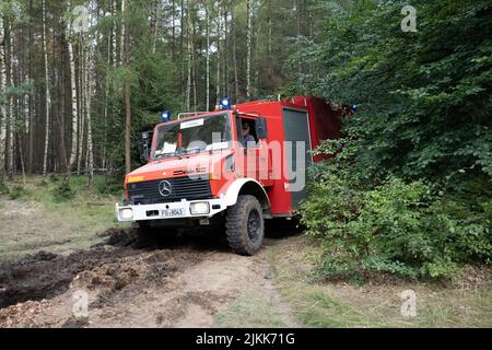 Schmilka, Deutschland. 02. August 2022. Ein Feuerwehrauto im Kerngebiet des Nationalparks Sächsische Schweiz am Großen Winterberg im deutsch-tschechischen Grenzgebiet. Quelle: Sebastian Kahnert/dpa/Alamy Live News Stockfoto