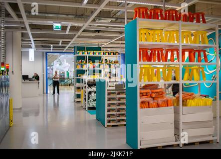 Moskau, Russland, 2019. September: Eingang zu IKEA vom Ladeninneren aus. Regale mit hellen Waren für Kinder: Kunststoffmöbel und Spielzeug. Stockfoto