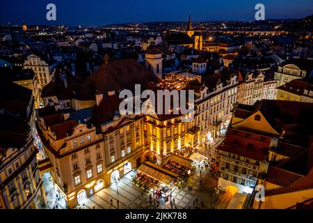 Eine Luftaufnahme der historischen Gebäude der Stadt Prag bei Nacht, Tschechische Republik Stockfoto
