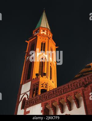 Die Alte Nikolaikirche in Frankfurt, Deutschland - eine mittelalterliche lutherische Kirche bei Nacht Stockfoto