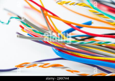 Internet und Elektrokabel auf weißem Hintergrund, Blick aus der Höhe Stockfoto