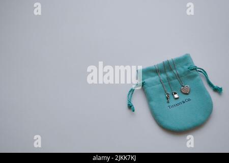 Moskau, Russland, November 2019: Signature Tiffany und Co. Markenverpackungsschmuck: Weiche türkisfarbene Tasche mit Sterling Silber Schlüssel, Schloss und Herz auf der Stockfoto