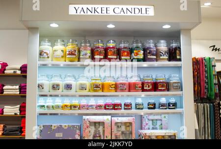 Moskau, Russland, November 2020: Ecke der Yankee-Kerzenmarke in der Megamall. Präsentieren Sie mit einer Vielzahl von Duftkerzen in Glasgefäßen. Stockfoto