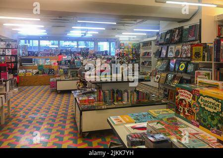 Moskau, Russland, September 2019: Abteilung für Kinderliteratur in den Bücherregalen mit hellen Kinderbüchern, Platz zum Lesen und zur Auswahl Stockfoto