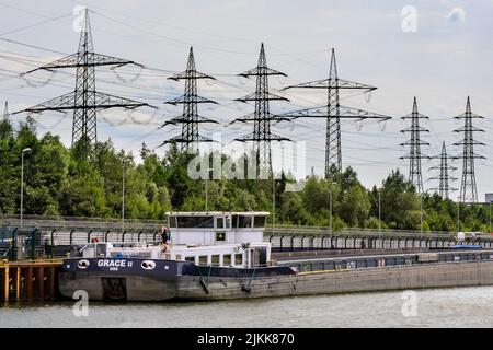 Datteln, Recklinghausen, NRW, Deutschland. 2. August 2022. Strommasten liefern Strom, der im Kraftwerk erzeugt wird. Kraftwerk Datteln das Kraftwerk Datteln 4, ein kürzlich (2020) in Betrieb gezogenes modernes Kohlekraftwerk im größten Bundesland Deutschlands, liefert Fernwärme und erzeugte Energie an die Haushalte in der Umgebung sowie Strom ins Schienennetz. Mehr als 200 deutsche Energieunternehmen erhöhen in diesem Herbst die Preise, wobei bei einigen Anbietern die Gaspreise um bis zu 130 % steigen sollen. Kredit: Imageplotter/Alamy Live Nachrichten Stockfoto