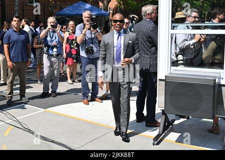 Bürgermeister Eric Adams gibt am Auagust 2, 2022 in New York eine Ankündigung zu Wohnimmobilien und sauberer Energie in den NYCHA Woodside Houses ab. Stockfoto