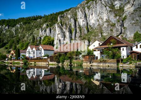 Idyllischer Blick auf das Dorf Markt Essing in Bayern, Deutschland mit der Altmühl und hohen Klippen an einem sonnigen Tag im Frühjahr Stockfoto