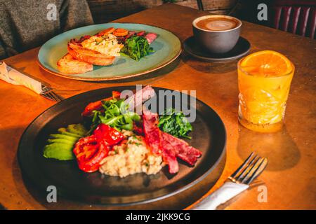 Ein wunderschöner Blick auf ein leckeres Mittagessen in einem Restaurant Stockfoto