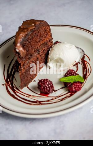 Eine vertikale Aufnahme einer leckeren Schokoladenkuchen mit Eis Stockfoto