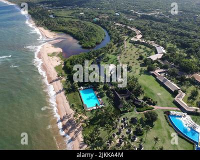 Eine Luftaufnahme des Pakarang Strandes Khao Lak an einem sonnigen Tag Stockfoto