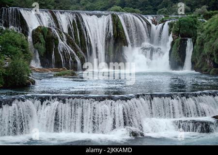Una Schlucht mit Wasserfällen Kaskade Strbacki buk im Nationalpark Una in der Nähe von Kulen Vakuf, Bosnien und Herzegowina. Stockfoto