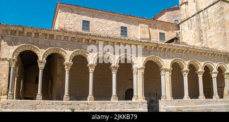 Columnata y arcada del siglo XII estilo románico en la iglesia de san Esteban en Segovia, España Stockfoto