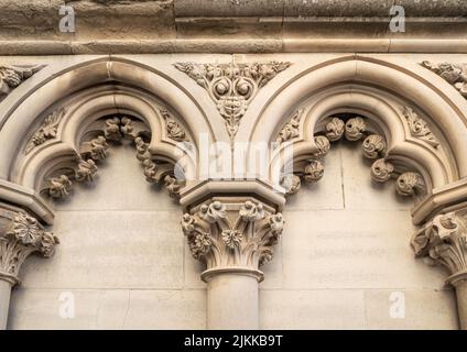 Alle arquitectónico en la fachada exterior de la catedral gótica de Cuenca, España Stockfoto