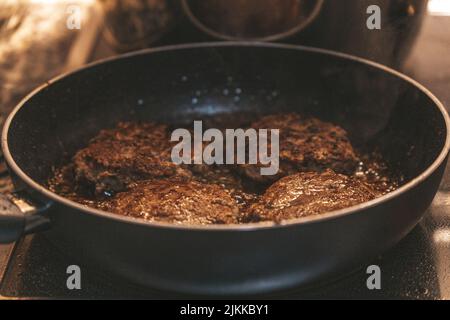 Eine Nahaufnahme von Fleischbällchen, die in einer Pfanne braten Stockfoto