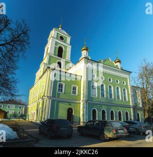 Eine schöne Aufnahme der Kirche der lebensspendenden Dreifaltigkeit mit geparkten Autos vor dem Hotel Stockfoto