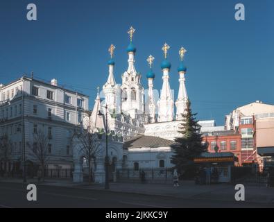 Eine schöne Aufnahme der weißen Kirche der Geburt der seligen Jungfrau in Moskau, Russland Stockfoto