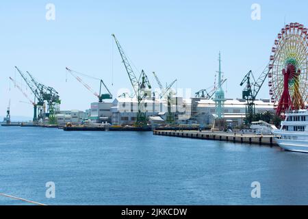 Riesenrad in der Nähe von Einkaufs- und Schiffswerft in Kobe, Japan Stockfoto