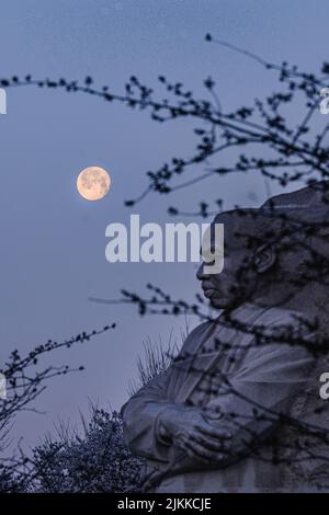 Eine schöne vertikale Aufnahme des Martin Luther King-Denkmals in Washington DC nach Sonnenuntergang Stockfoto