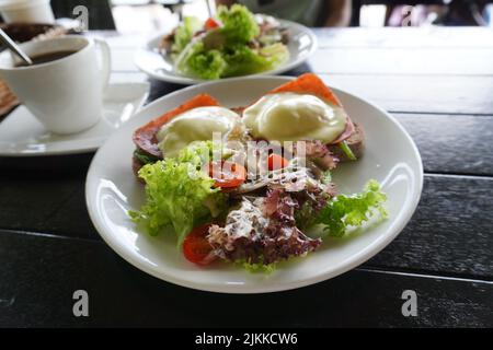 Eine Nahaufnahme von Strammer max auf einem weißen Teller. Stockfoto