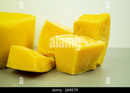 Große Stücke von natürlichem Bienenwachs, Nahaufnahme, Rohstoffe für Kerzen Stockfoto