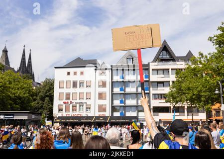 Köln, Deutschland – 30. Juli 2022: Ukrainischer Protest gegen den russischen Krieg gegen die Ukraine in Köln. Einige halten Plakate Stockfoto