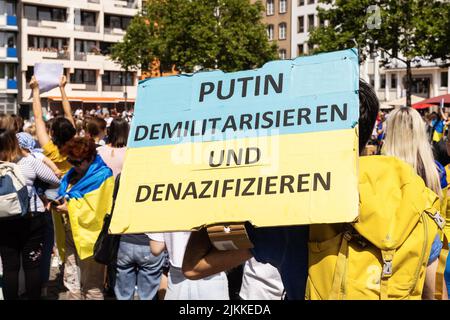 Köln, Deutschland – 30. Juli 2022: Ukrainischer Protest gegen den russischen Krieg gegen die Ukraine in Köln. Menschen mit Plakaten Stockfoto