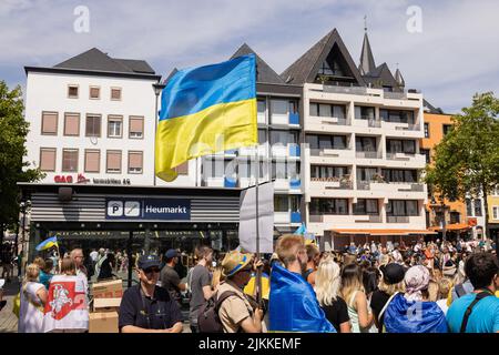 Köln, Deutschland – 30. Juli 2022: Ukrainischer Protest gegen den russischen Krieg gegen die Ukraine in Köln. Hunderte Kreuze stehen für getötete Kinder. Stockfoto