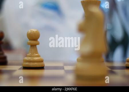 Ein selektiver Fokusschuss eines Spielfiguren während eines Schachspiels Stockfoto