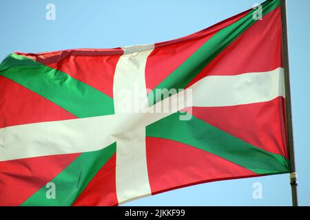 Eine baskische Flagge auf einem Fahnenmast flattert im Wind Stockfoto