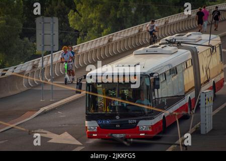 Bus in der Nähe des Bahnhofs Prag Holesovice im Sommer sonnig frische Farbe Abend Stockfoto