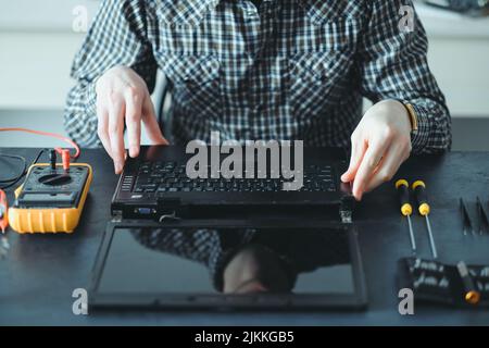 Elektronikreparaturtechniker zerlegen Laptop Stockfoto